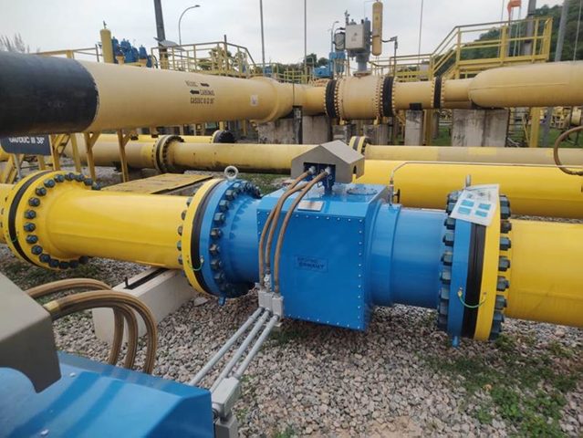 Medidor de caudal azul instalado en tubería de gas